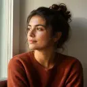 Persona che fotografa con lo smartphone in una stanza con poca luce naturale